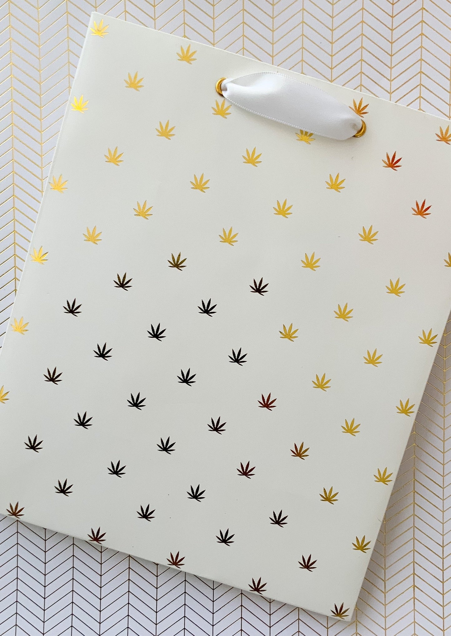 Pot Leaf Gift Bag W/Tissue Paper (White & Gold)